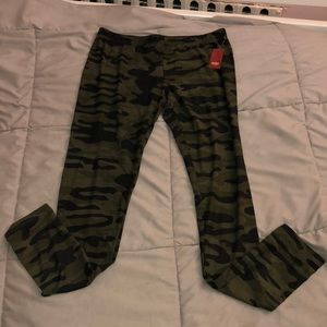 No Boundaries Junior’s Camouflage Leggings